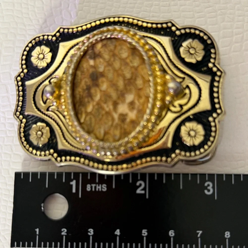 Unbranded belt buckle